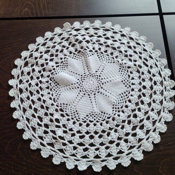 2 large round crochet handmade doilies. - Picture 3 of 9